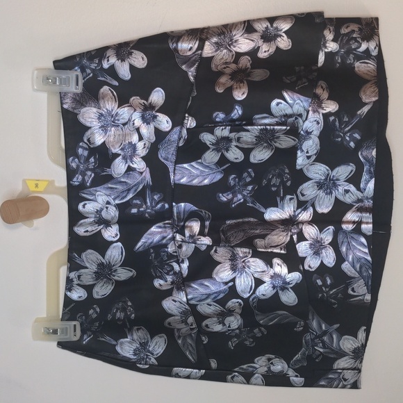 Zara Faux Vegan Leather Metallic Floral Ruffle Mini Skirt Medium - Picture 4 of 8